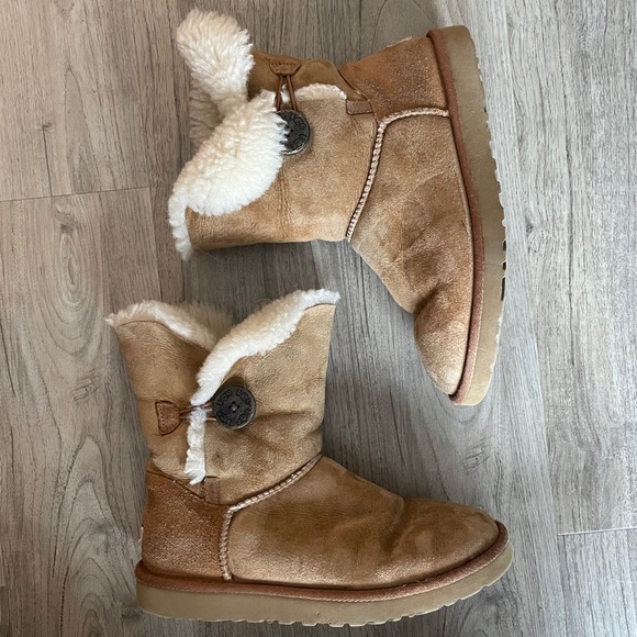 Chestnut Bailey Button Uggs - Picture 3 of 7